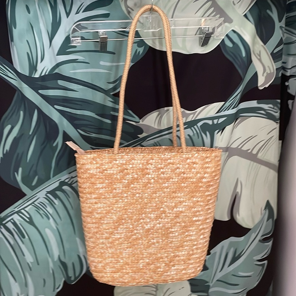 Straw shoulder bag with zip